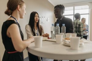 Como criar uma estratégia de networking que gere oportunidades de trabalho em 2024
