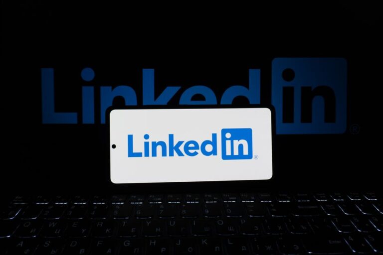 Como utilizar o LinkedIn de forma eficaz para encontrar vagas de emprego em 2024