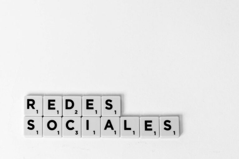 Como utilizar redes sociais para encontrar oportunidades de emprego escondidas em 2024