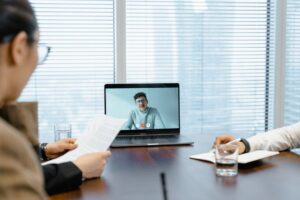 Os 5 passos essenciais para se preparar para entrevistas remotas: estratégias comprovadas para 2024